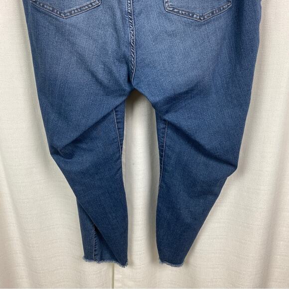 Torrid Medium Wash Raw Hem Jeggings Sz.22R - Picture 13 of 16